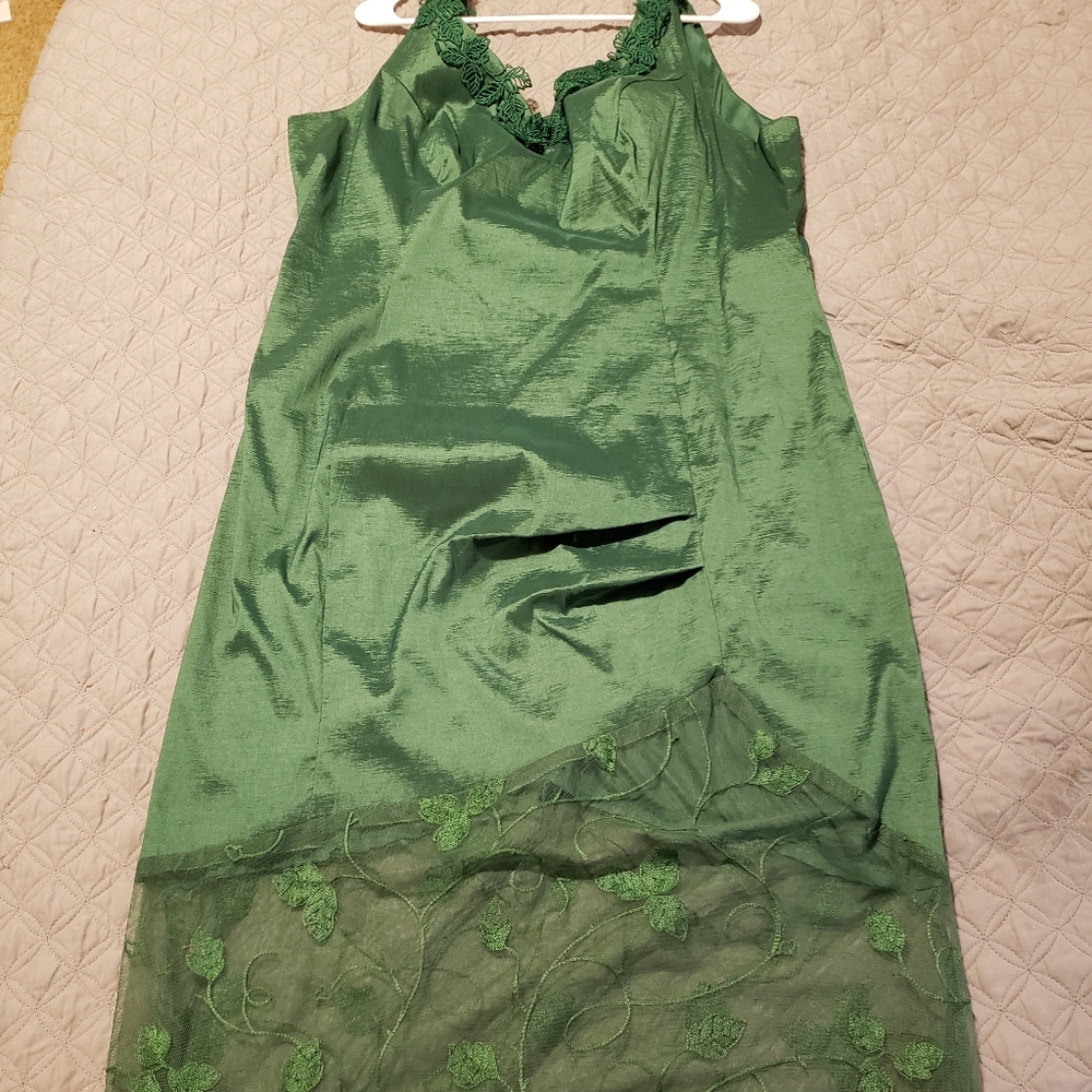 Hot Topic Poison Ivy Formal Gown Size 18 NWT